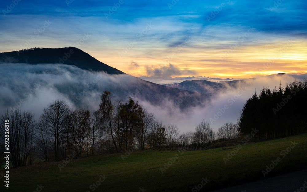 Peilsteingipfel im dramatischen Abendnebel Peilsteingipfel im dramatischen Abendnebel