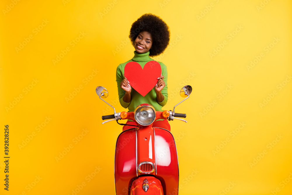 Φωτογραφία Photo portrait of black skinned girl on motorcycle holding big red heart postcar