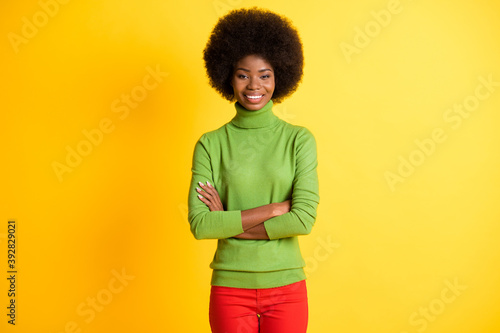 Photo portrait of african american businesswoman with crossed arms isolated on vivid yellow colored background