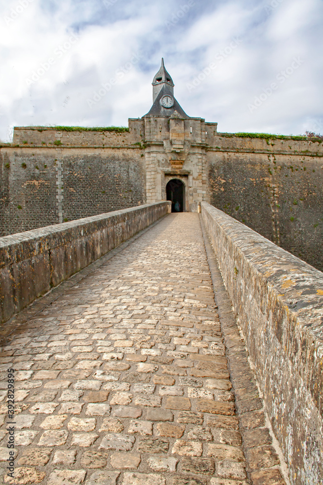 Blaye. Porte Dauphine de la citadelle sous ciel couvert, Gironde, France	