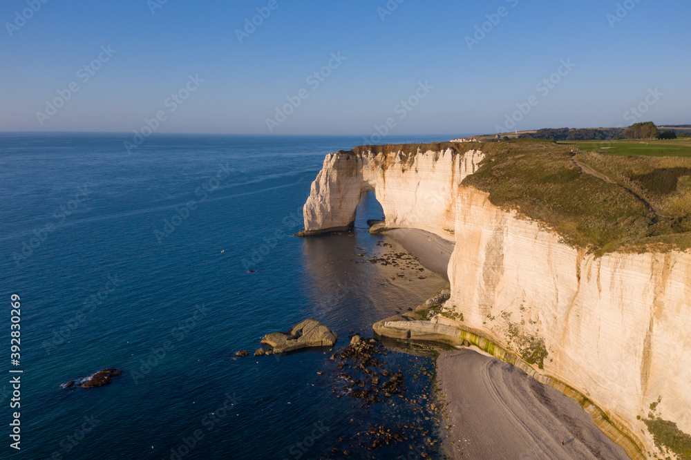 Vue aérienne du littoral normand avec les falaises d'Étretat, en France - Photo prise par drone Vue aérienne du littoral normand avec les falaises d'Étretat, en France - Photo prise par drone