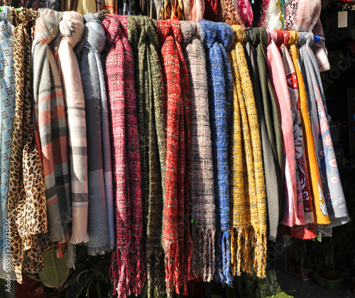 Fulares y pañuelos de colores brillantes para la venta en un mercadillo al aire libre