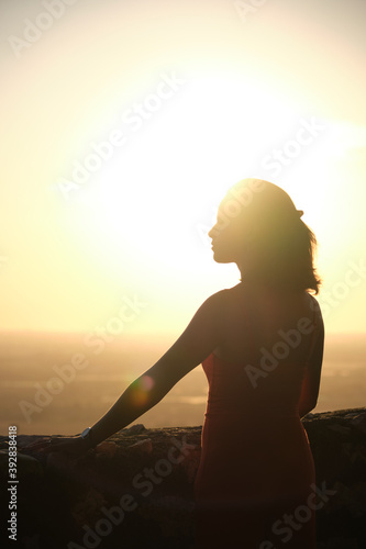 ragazza in controluce al tramonto, vista panoramica