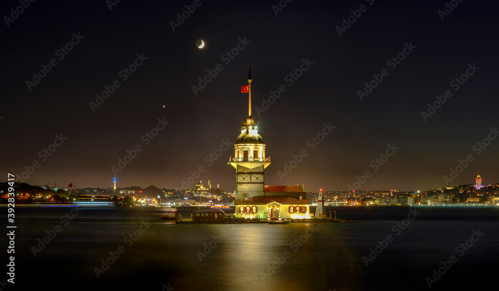 Fototapeta premium Maiden's Tower in istanbul, Turkey (KIZ KULESI - USKUDAR)