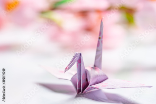 白い玉砂利の上の和柄の折り鶴と桜の花