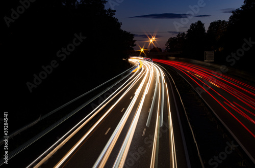 Circulation nocturne sur autoroute