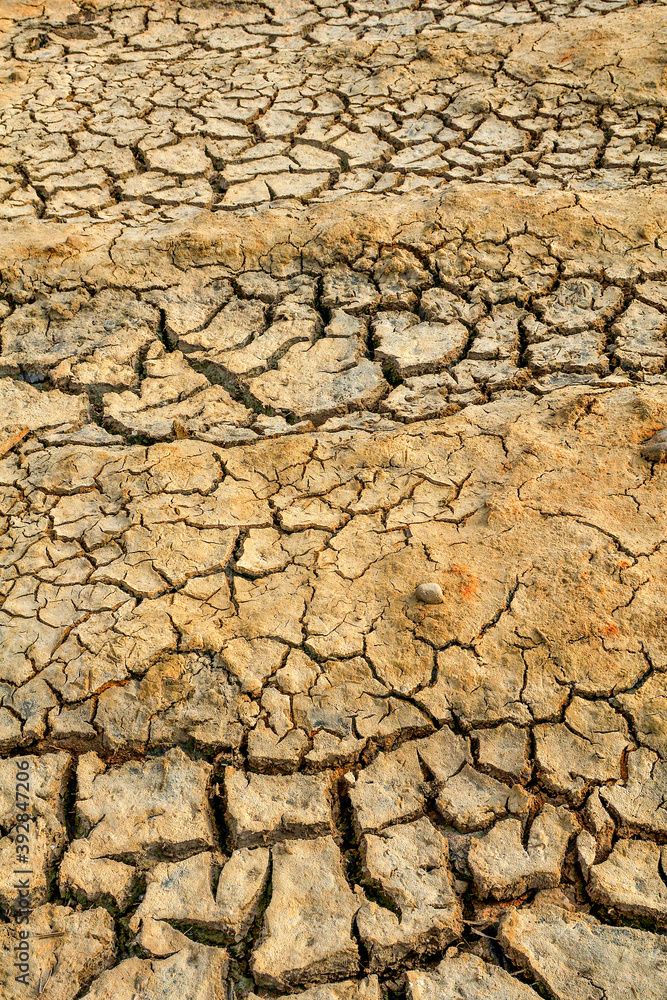 terre craquelée par temps de sècheresse terre craquelée par temps de sècheresse