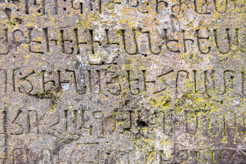 Detailaufnahme von Schriftzeichen auf einem armenischen Kreuzstein auf dem Friedhof Noratus in Armenien