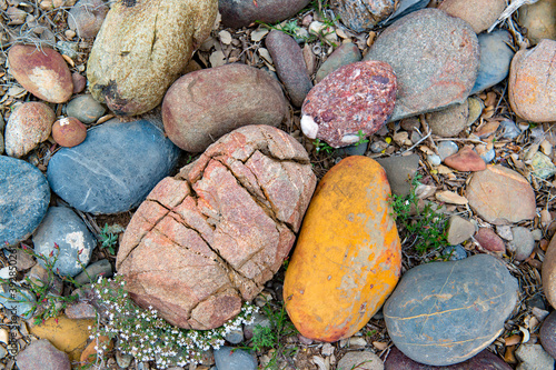 galets colorés au bord de la riviere 