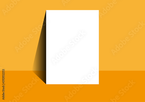 Weisses DIN A4 MockUp steht auf einem farbigen Boden und lehnt an einer farbigen Wand. Für Poster oder Design.