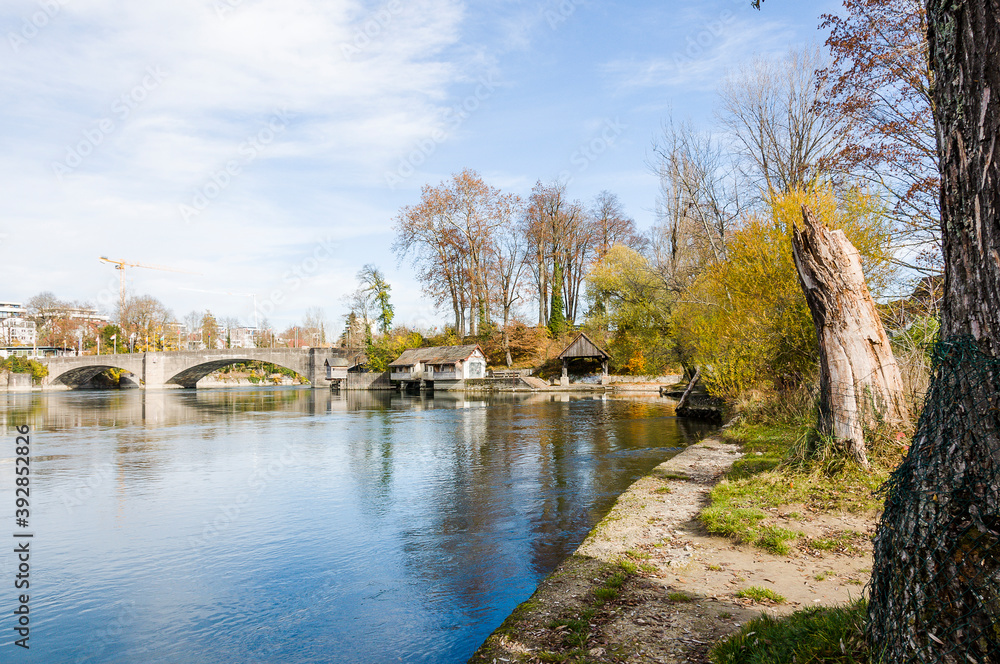 Obraz premium Rheinfelden, Rhein, Inseli, Burgstell, Insel, Schifflände, Rheinufer, alte Rheinbrücke, Uferweg, Rheinweg, Rheinschifffahrt, Zoll, Altstadt, Stadt, Herbst, Aargau, Schweiz, Landesgrenze, Deutschland