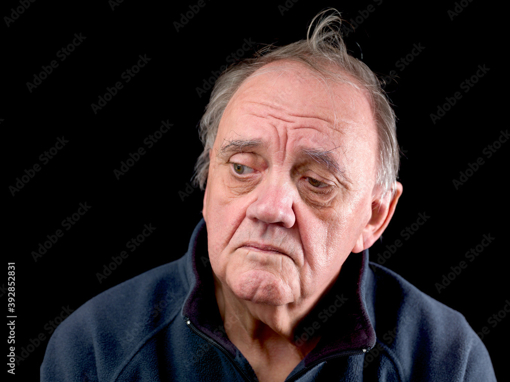 portrait vieil homme triste déprimé sur fond noir portrait vieil homme triste déprimé sur fond noir
