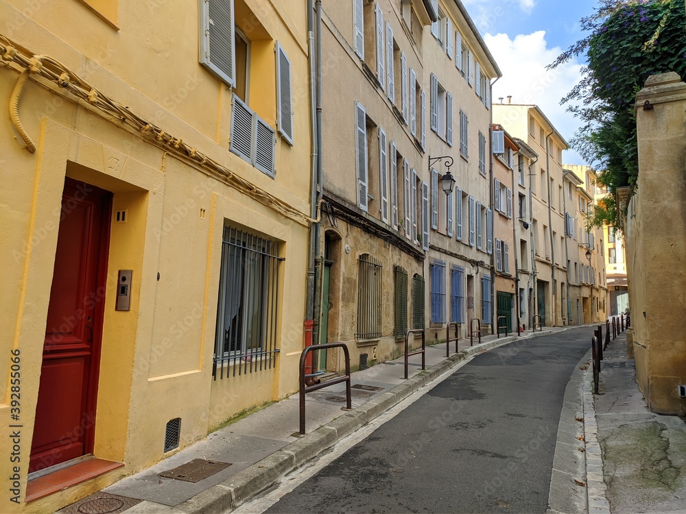 Architecture aixoise et provençal à Aix en Provence, bâtiment ancien jaune dans ruelle, monument, volet écaillé, souvenir d'une ville riche et bourgeoise, sud de la france, bâtisse historique, piere