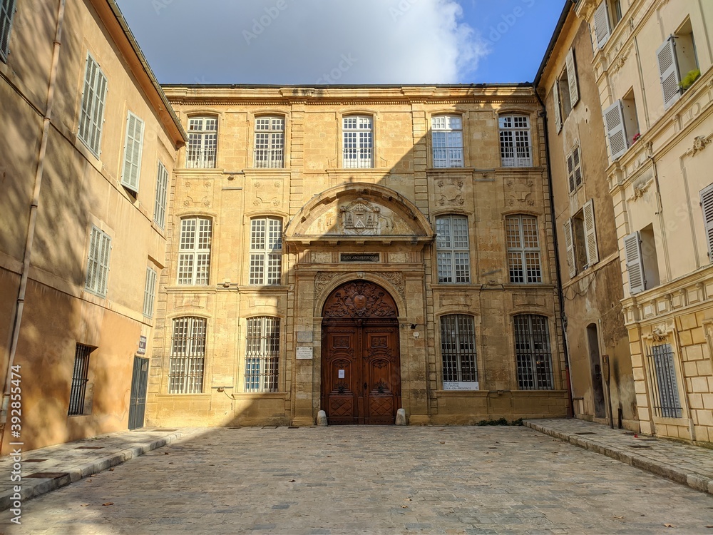 Architecture aixoise et provençal à Aix en Provence, bâtiment ancien jaune dans ruelle, monument, volet écaillé, souvenir d'une ville riche et bourgeoise, sud de la france, bâtisse historique, piere