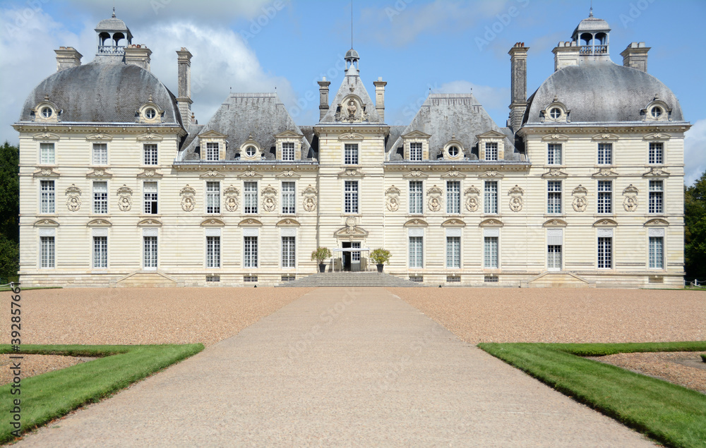 Cheverny Castle is in the Loir-et-Cher department in the Center region. The white main facade of the castle is entirely in tuff.
