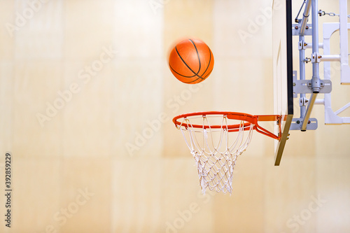 綺麗な体育館のバスケットボールのリングとボール © taka