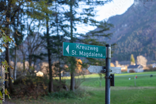 Hinweisschild zum  Kreuzweg St.Magdalena in Brannenburg