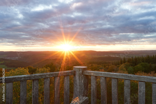 Sonnenuntergang am Dietzenley bei Gerolstein in der Eifel im Herbst