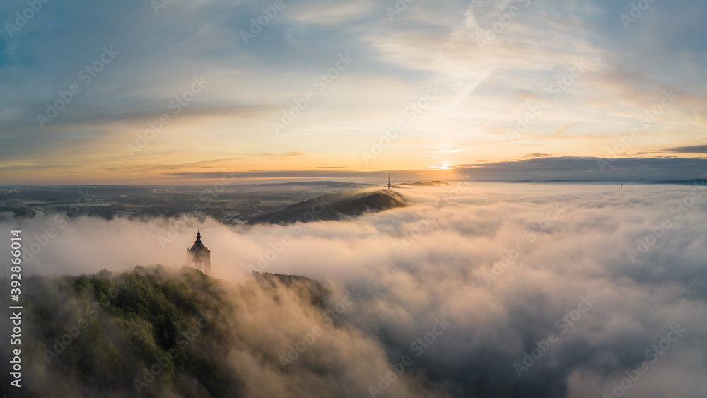 Das Weserbergland am Kaiser Wilhelm Denkmal unter dem Morgen Nebel, Porta Westfalica, NRW, Deutschland Das Weserbergland am Kaiser Wilhelm Denkmal unter dem Morgen Nebel, Porta Westfalica, NRW, Deutschland