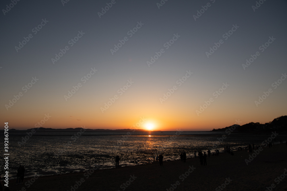 江華島の沈む夕日と砂浜
