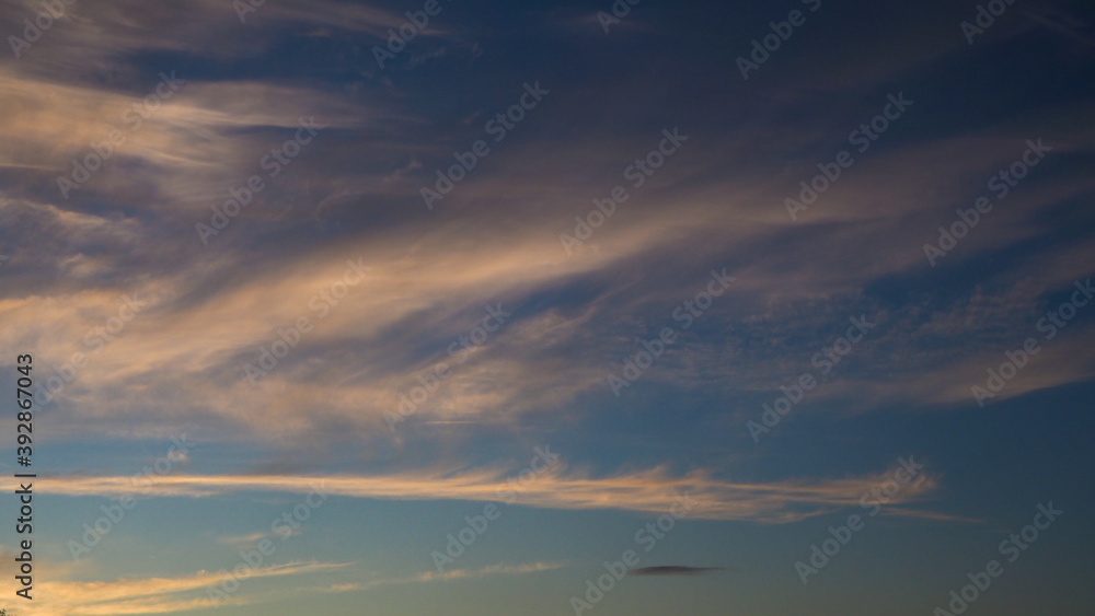 Beaux cirrus jaunâtres pommelant le ciel durant le crépuscule