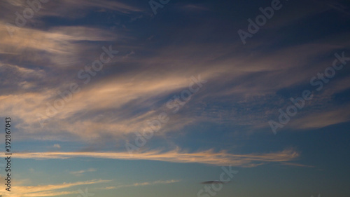 Beaux cirrus jaunâtres pommelant le ciel durant le crépuscule © Anthony