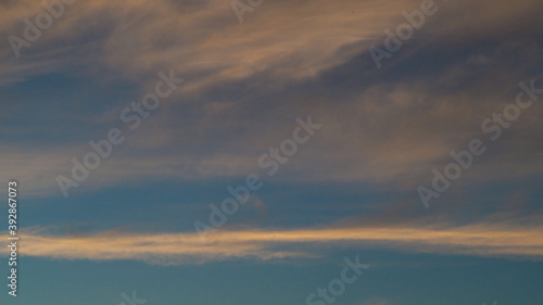 Traînées de cirrus pendant le crépuscule, un soir d'été