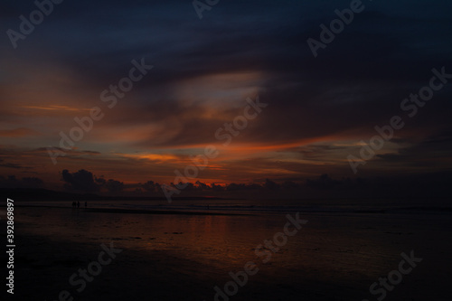 Puesta de sol en hora dorada en la playa con arena