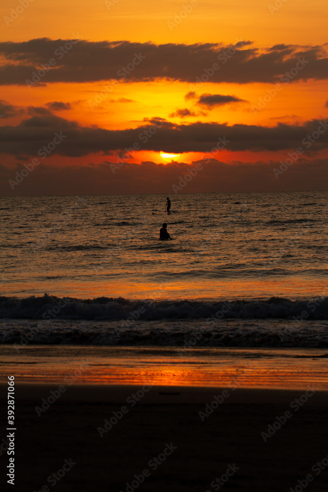 Personas navegando en el mar al atardecer Personas navegando en el mar al atardecer