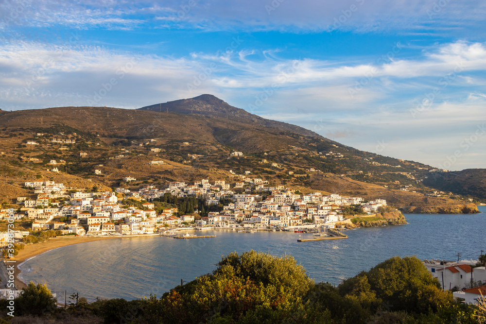 Der Ferienort Batsi auf der griechischen Kykladeninsel Andros im Licht der untergehenden Abendsonne