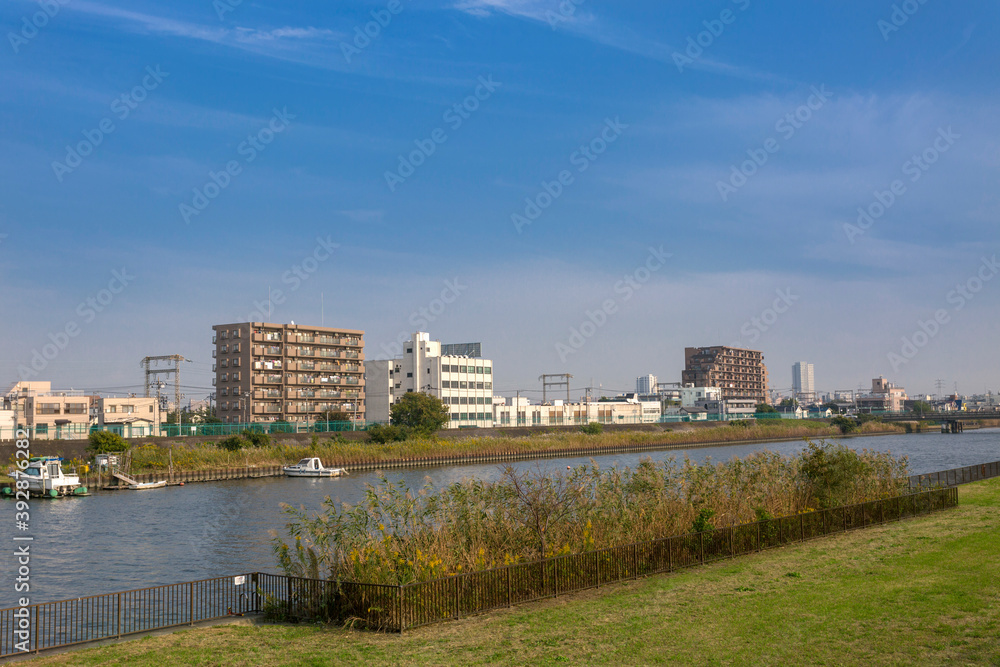 新中川(東京都葛飾区高砂1丁目〜奥戸8丁目付近、2015年撮影) 新中川(東京都葛飾区高砂1丁目〜奥戸8丁目付近、2015年撮影)