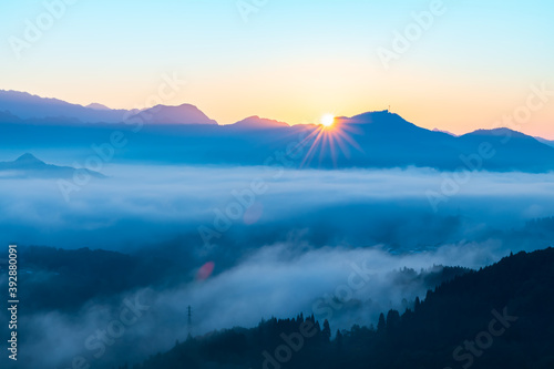 絶景早朝の国見ケ丘から見る雲海と朝日（宮崎県高千穂町） photo