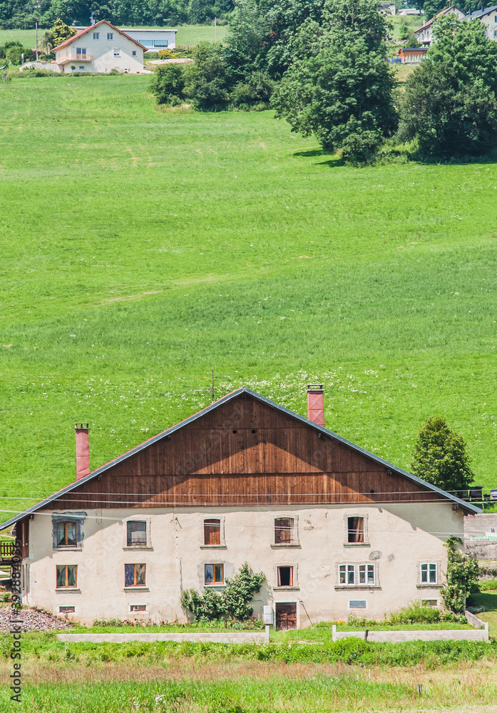 Obraz premium Francomtoise farm in the Doubs valley