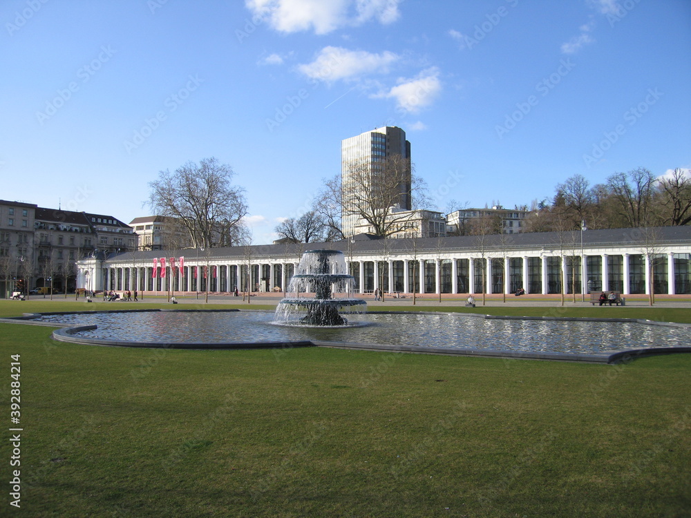 Wiesbaden Bowling Green mit Brunnen im Frühjahr