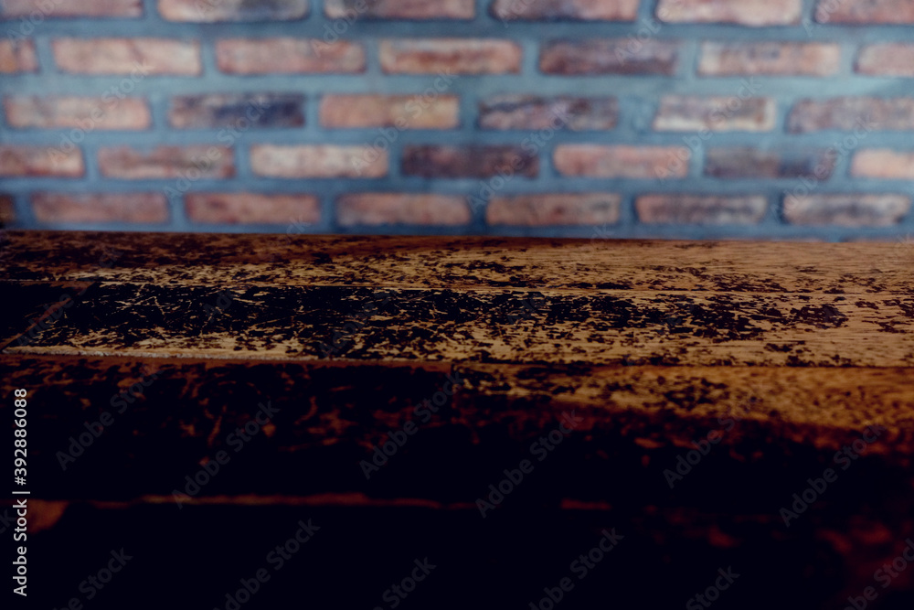 Obraz premium Empty top of wooden table or counter isolated on rustic brick Texture background. For product display