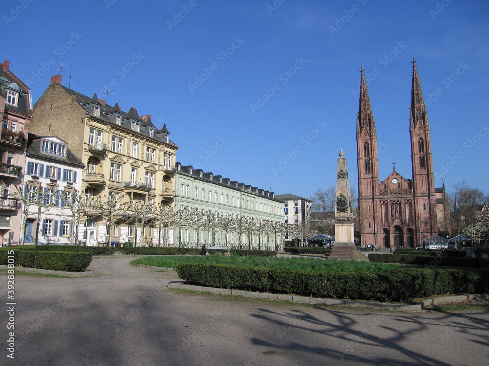 Wiesbaden -  Luisenplatz mit Pferdeskulptur und Kirche St. Bonifatius