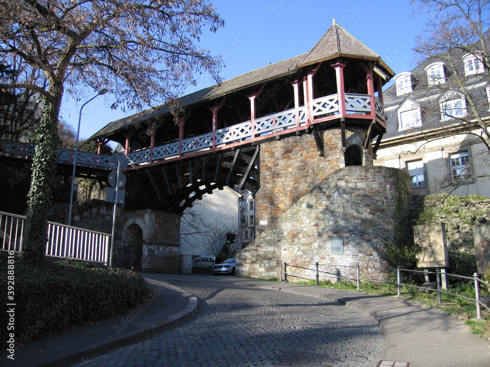 Römertor und Heidenmauer - Wiesbaden in Hessen Römertor und Heidenmauer - Wiesbaden in Hessen