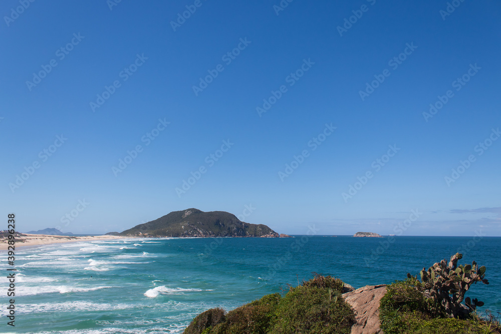 Céu e mar azul de Praia tropical, Praia do Santinho,  Florianopolis,  Santa Catarina, Brasil, Florianópolis,