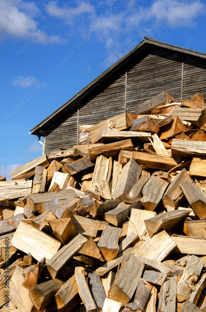 Store logs for the heating season