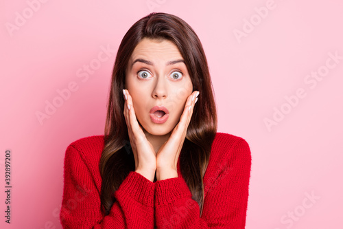 Photo portrait of shocked amazed woman staring with opened mouth touching face with both hands isolated on pink color background © deagreez