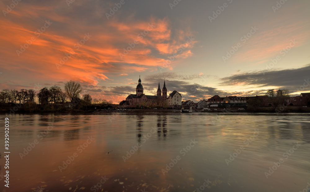 Seligenstadt am Main mit der Einhard Basilika im Herbst mit Abendrot der Wolken