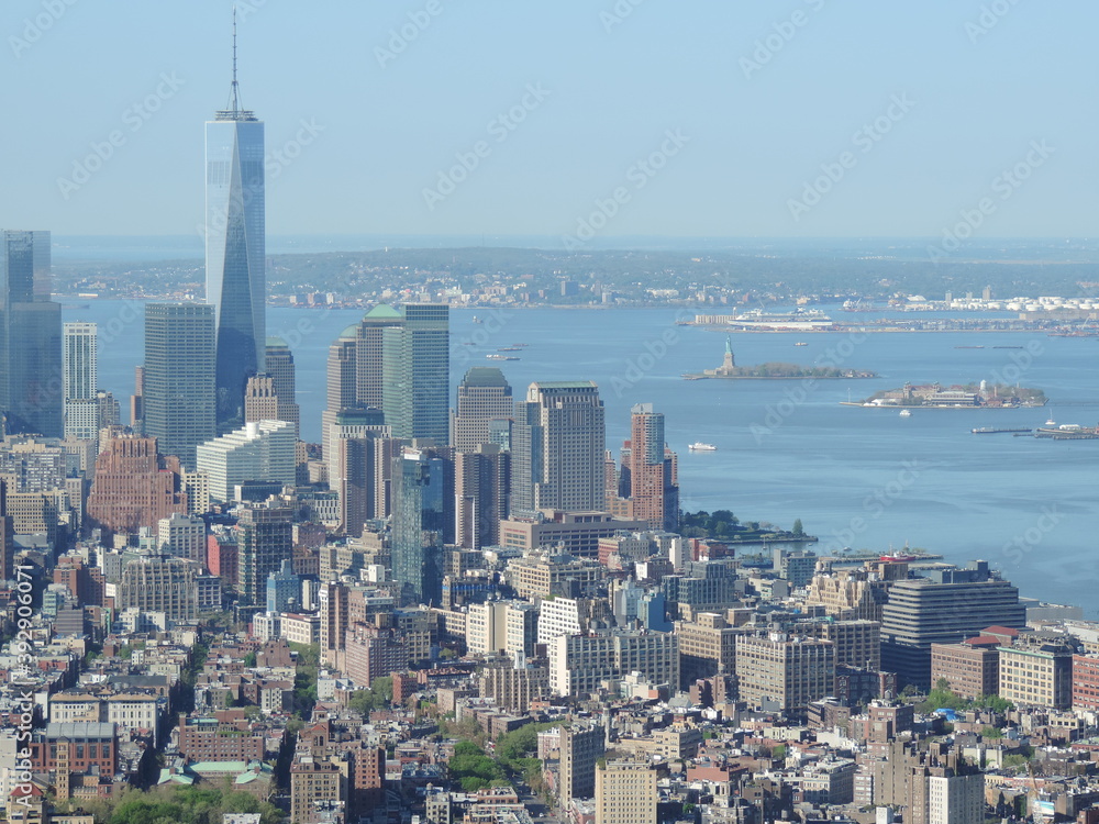 Vista del horizonte, de la torre freedom y de la estatua de la libertad desde el edificio Empire State de la ciudad de NY, dia 11-05-2014