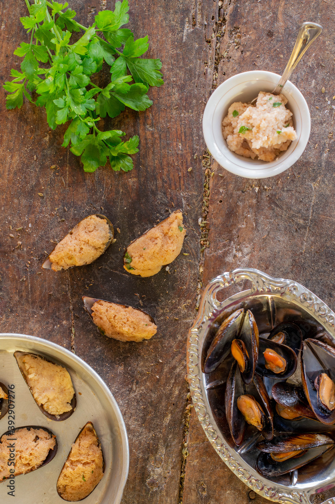 Fototapeta premium fish appetizers: mussels au gratin