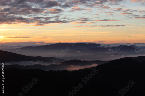 Wschód słońca na Mogielicy w Beskidzie Wyspowym, polskie góry