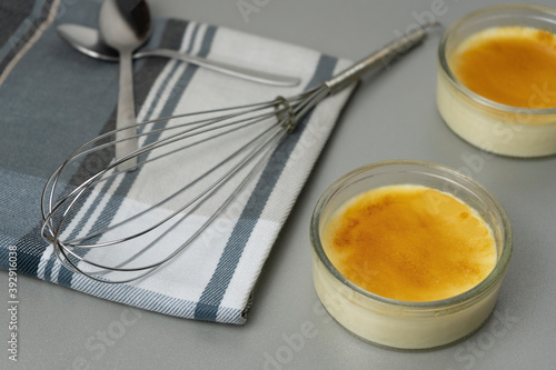 Fotografie Crème brûlée presentation with two spoons and egg beater
