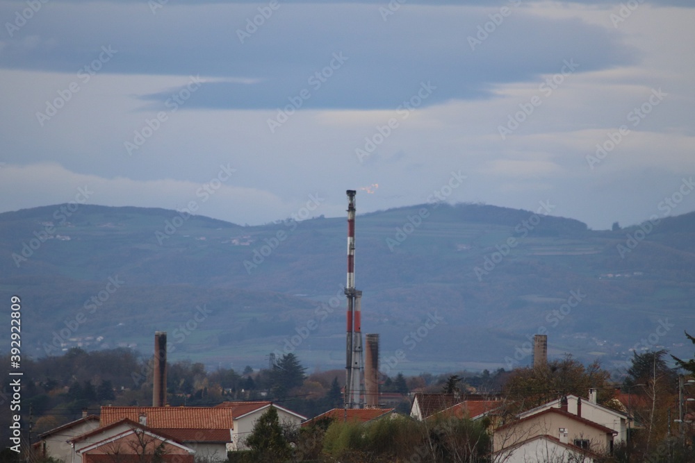 Torchère de raffinerie surmontée d'une flamme, ville de Feyzin, département du Rhône, France