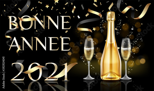 carte ou bandeau sur Bonne année 2021 en or avec une bouteille et deux flûtes à champagne sur un fond or avec des paillettes et serpentins