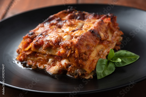 Piatto di deliziose lasagne al forno con salsa bolognese e besciamella, Cucina Italiana 