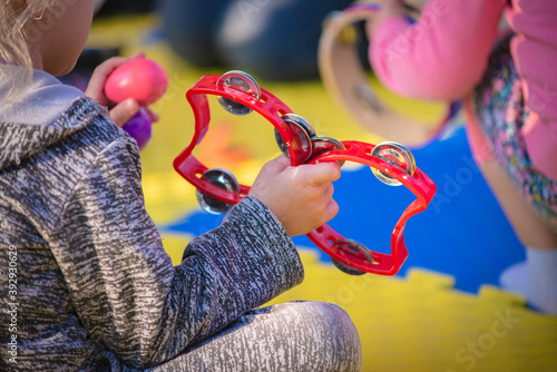 Foto Child learning to play musical instruments