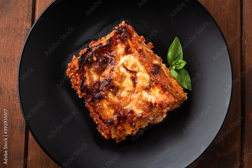 Piatto di deliziose lasagne al forno con salsa bolognese e besciamella, Cucina Italiana Piatto di deliziose lasagne al forno con salsa bolognese e besciamella, Cucina Italiana